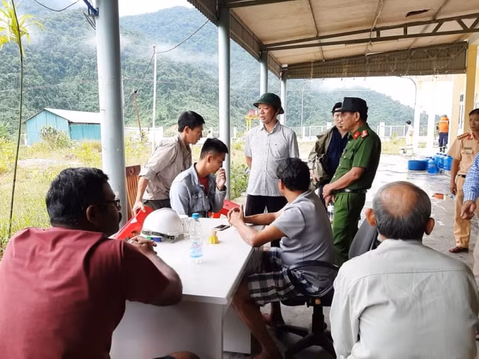 Lực lượng đã cứu được 19 người đưa ra ngoài an toàn, trong đó có 2 chuyên gia người Ấn Độ và 17 người Việt Nam.
