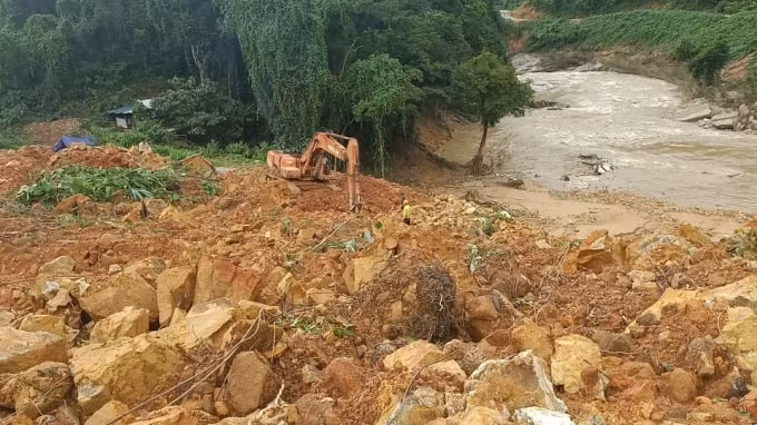 Hàng nghìn khối đất đá vùi lấp nhà điều hành thủy điện Rào Trăng 3.