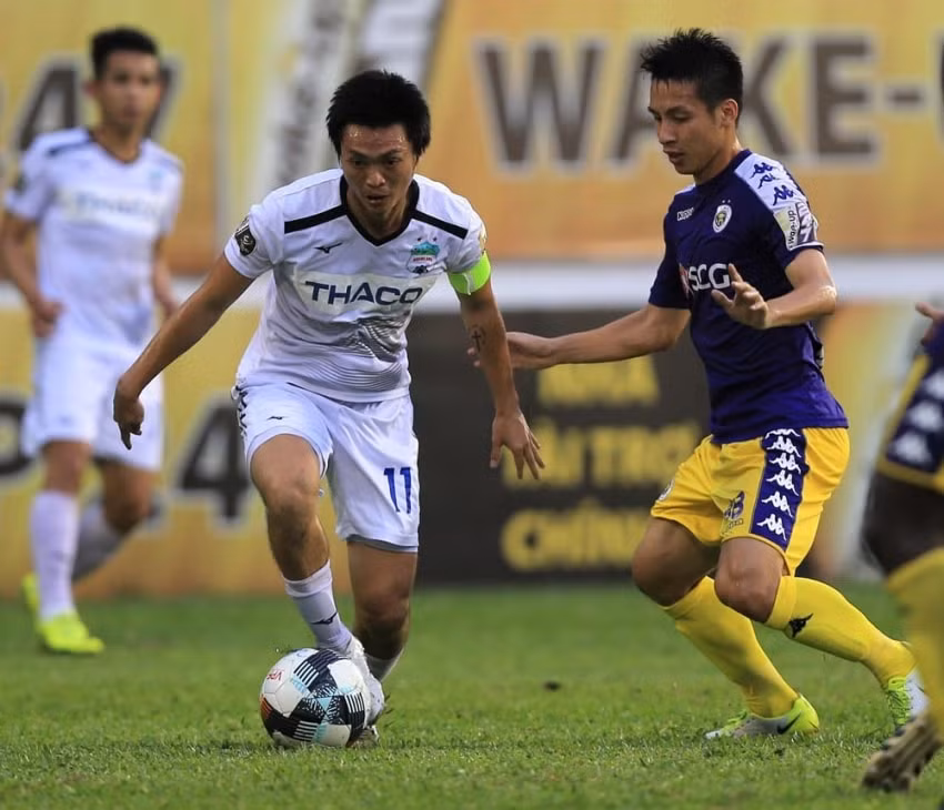 Ở hiệp thi đấu thứ 2, Hà Nội FC vẫn nhỉn hơn về mặt thế trận. Khi những đường phối hợp của họ tỏ ra khá nhịp nhàng, thanh thoát. Ảnh: thethao247.