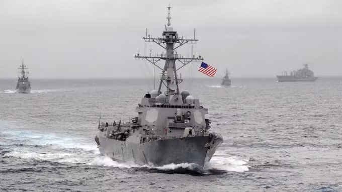 Tàu khu trục tên lửa dẫn đường USS Lassen được chụp vào tháng 10 năm 2015: Hải quân Hoa Kỳ đã gửi một tàu khu trục khác, USS Barry, qua eo biển Đài Loan vào ngày 14 tháng 10. Ảnh: Reuters