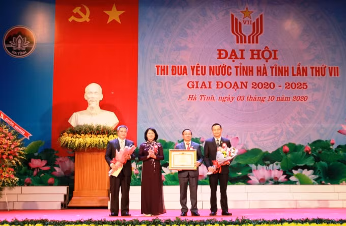Lãnh đạo tỉnh Hà Tĩnh nhận Bằng khen của Thủ tướng Chính phủ do Phó Chủ tịch nước Đặng Ngọc Thịnh trao tặng.