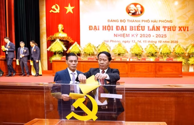 Bầu Đoàn đại biểu Đảng bộ thành phố đi dự Đại hội XIII của Đảng, gồm 23 đại biểu chính thức và 2 đại biểu dự khuyết.