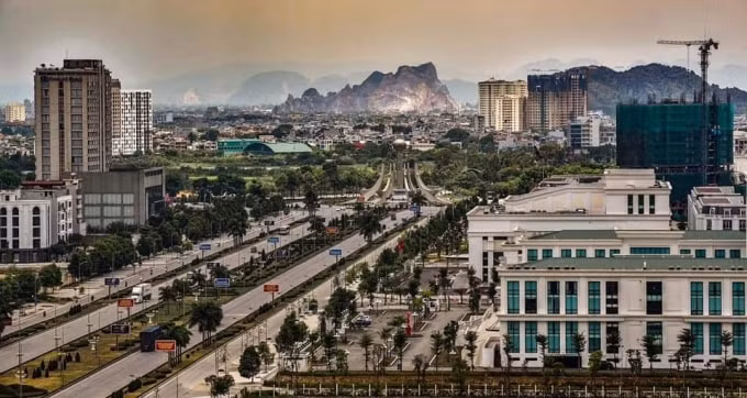 Thành phố Thanh Hóa tiến hành chỉnh trang, trang trí các tuyến phố đảm bảo mỹ quan trước trong và sau Đại hội. Ảnh: Hoàng Đông