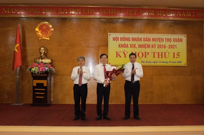 Tân Chủ tịch UBND huyện Thọ Xuân Hoàng Văn Đồng sinh năm 1979, quê huyện Vĩnh Lộc, tỉnh Thanh Hóa