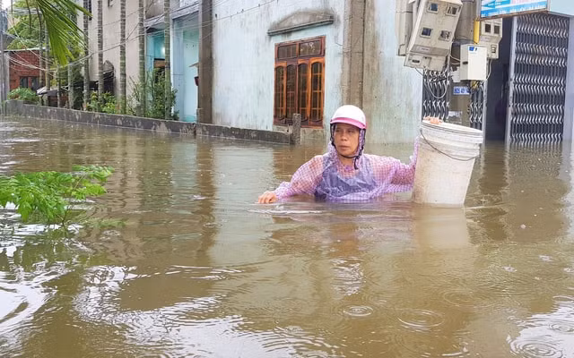 Mưa lũ khiến ngập lụt nặng nề, gây khó khăn cho đời sống người dân. Ảnh: TL.