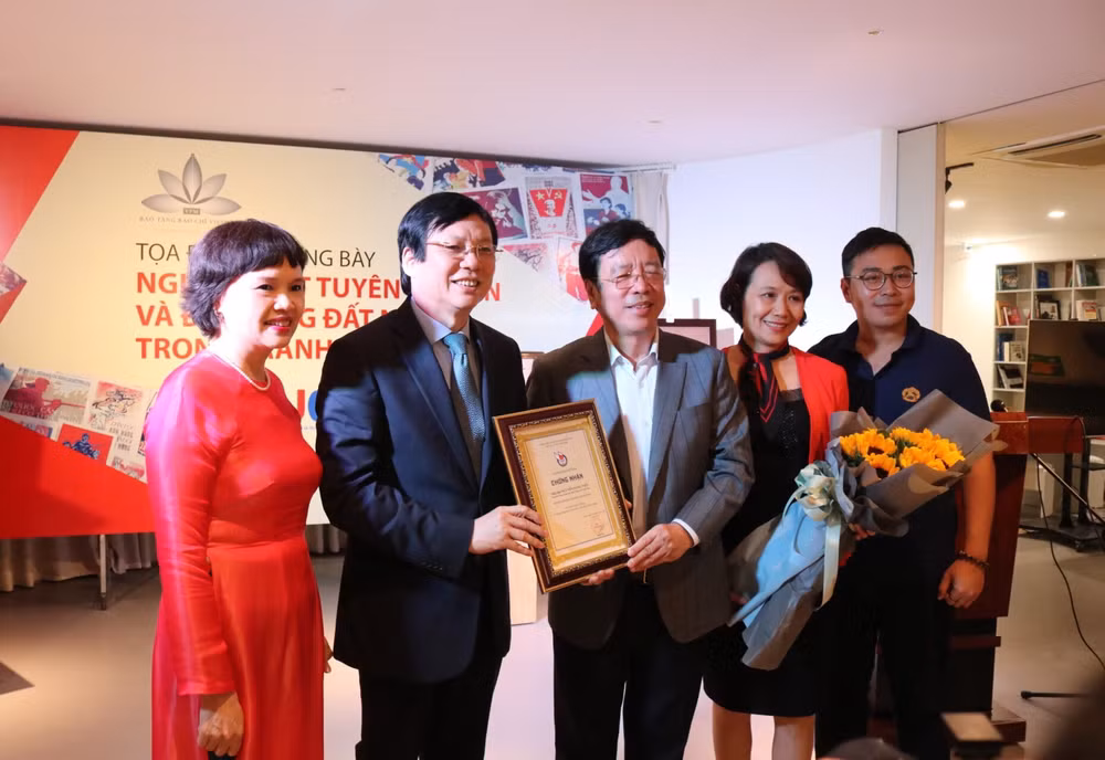 Phó Chủ tịch thường trực Hội Nhà báo Việt Nam trao giấy chứng nhận cho nhà báo Nguyễn Đăng Tiến.