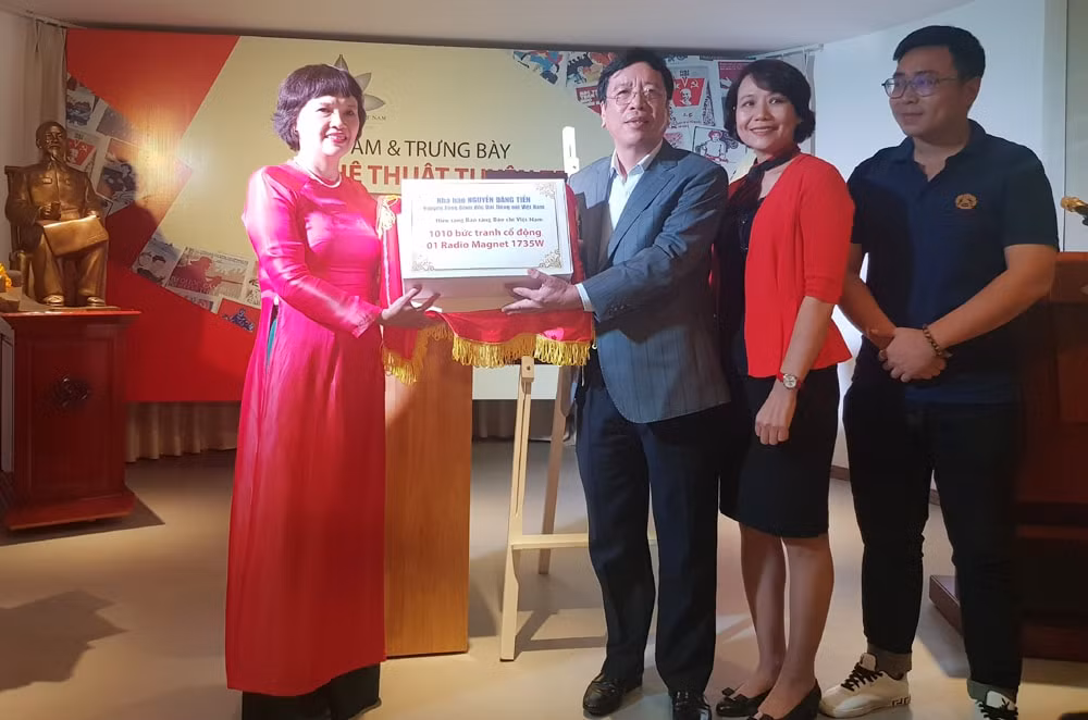Nhà báo Trần Kim Hoa - Giám đốc Bảo tàng Báo chí Việt Nam tiếp nhận 1010 bức tranh cổ động do gia đình nhà báo Nguyễn Đăng Tiến, nguyên Tổng giám đốc Đài tiếng nói Việt Nam trao tặng.