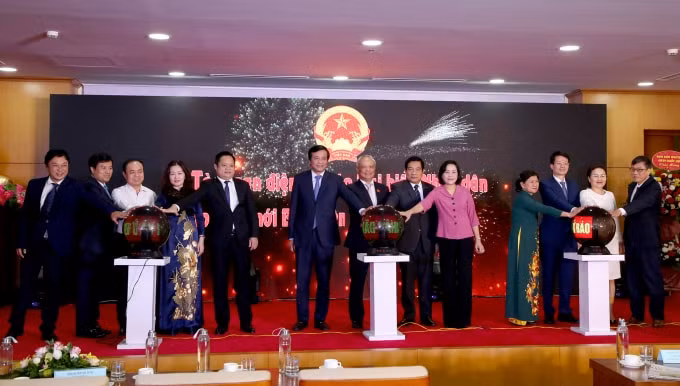 Phó Chủ tịch Quốc hội Uông Chu Lưu và các đại biểu bấm nút khai trương Tòa soạn điện tử Báo Đại biểu Nhân dân. Ảnh: Duy Thông