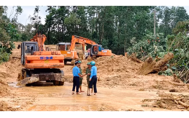 Lực lượng cứu hộ tiến hành thông đường tại Tiểu khu 67, đường vào Nhà máy thủy điện Rào Trăng 3. Ảnh: Báo Nhân dân