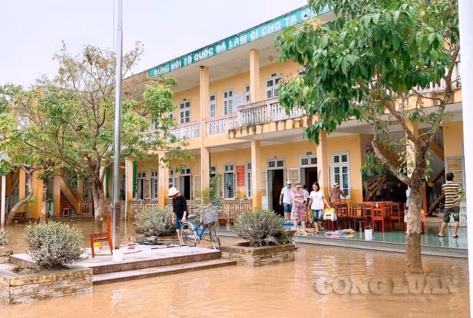 Đến chiều ngày 15/10, khuôn viên sân trường vẫn còn ngập nước.