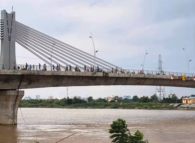 Cầu Vũ Đông nơi nạn nhân nhảy xuống sông Trà Lý. Ảnh: dantri.