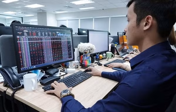 Nhà đầu tư được khuyến cáo nên chốt lời các cổ phiếu ngắn hạn trong phiên cuối tuần 16/10