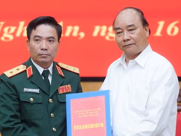 Thủ tướng trao quà hỗ trợ cho các gia đình có người thân hy sinh. Ảnh: VGP