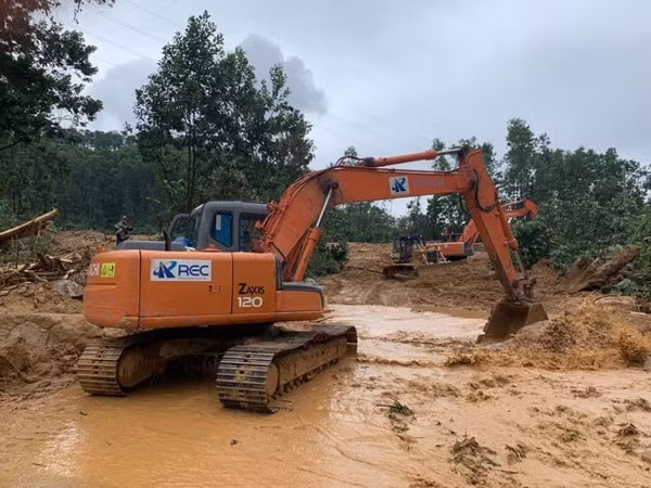 Khẩn trương khắc phục hậu quả của cơn bão số 6 và số 7, đảm bảo giao thông bước 1 trên một số tuyến quốc lộ trọng điểm. Ảnh: TL