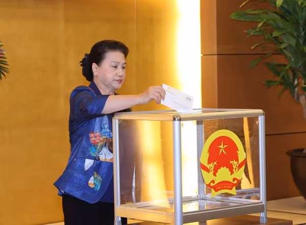 Chủ tịch Quốc hội Nguyễn Thị Kim Ngân tham gia ủng hộ đồng bào miền Trung. Ảnh: ĐBND