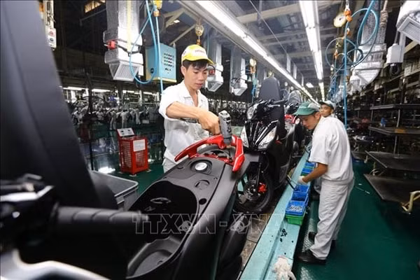 Dây chuyền lắp ráp xe ô tô tại Công ty Honda Việt Nam (vốn đầu tư của Nhật Bản) tại Vĩnh Phúc. Ảnh: TTXVN