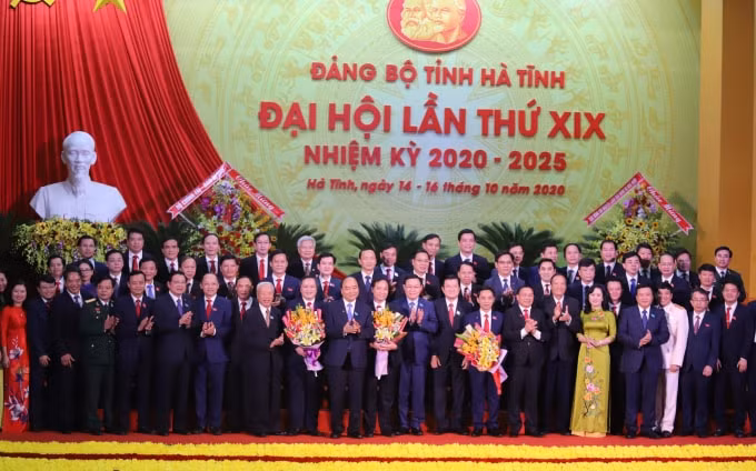 Thủ tướng Nguyễn Xuân Phúc tặng hoa chúc mừng Ban Chấp hành Đảng bộ tỉnh Hà Tĩnh khóa XIX
