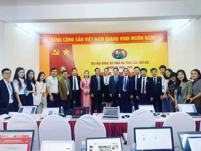 Đồng chí Thuận Hữu, Tổng Biên tập Báo Nhân Dân, Phó Trưởng Ban Tuyên giáo T.Ư, Chủ tịch Hội Nhà báo Việt Nam và lãnh đạo Bộ Thông tin và Truyền thông kiểm tra Trung tâm tác nghiệp báo chí phục vụ đại hội