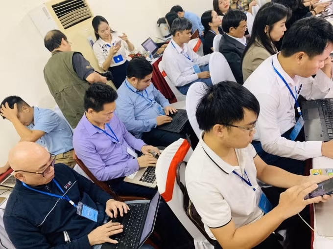 Hơn 60 phóng viên trên tổng số danh sách mời 51 cơ quan báo chí trong và ngoài tỉnh được cấp thẻ tác nghiệp tại Trung tâm báo chí của Đại hội.