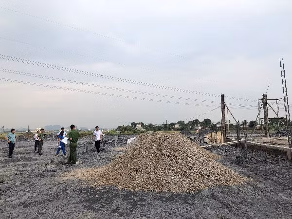 Cơ quan chức năng kiểm tra hiện trường xây dựng công trình vi phạm hành lang an toàn lưới điện cao áp tại Nho Quan, Ninh Bình vào năm 2019. Ảnh: TL