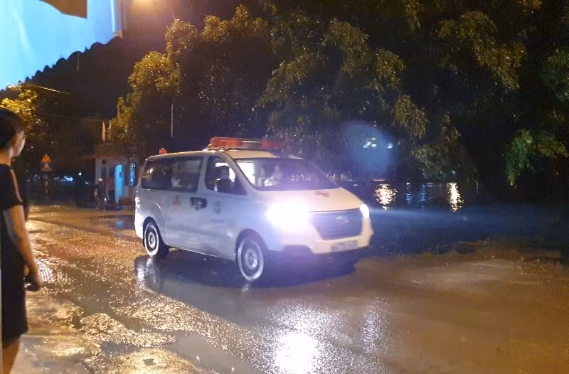 Xe cứu thương đưa thi thể các nạn nhân tại Trạm kiểm lâm 67 về Bệnh viện Quân y 268 tối ngày 15/10. Ảnh: Tấn Việt