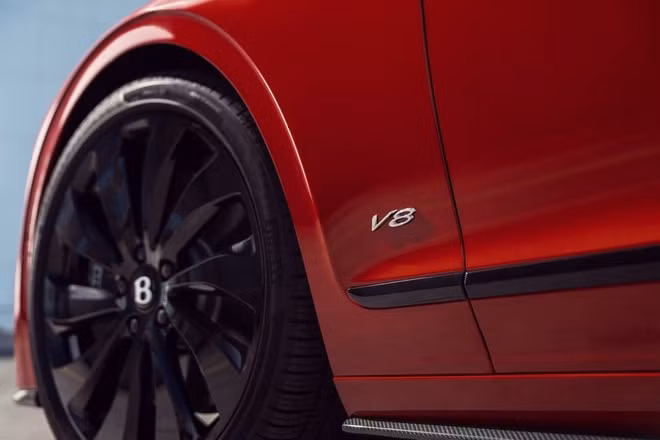 Xe có đính logo V8. Ảnh: Carscoops