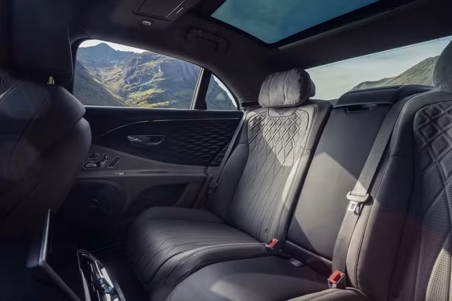 Hàng ghế sau của Bentley Flying Spur V8 mới. Ảnh: Carscoops