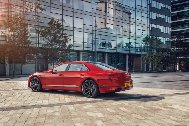 Flying Spur V8 có tốc độ tối đa 318 km/h. Ảnh: Carscoops