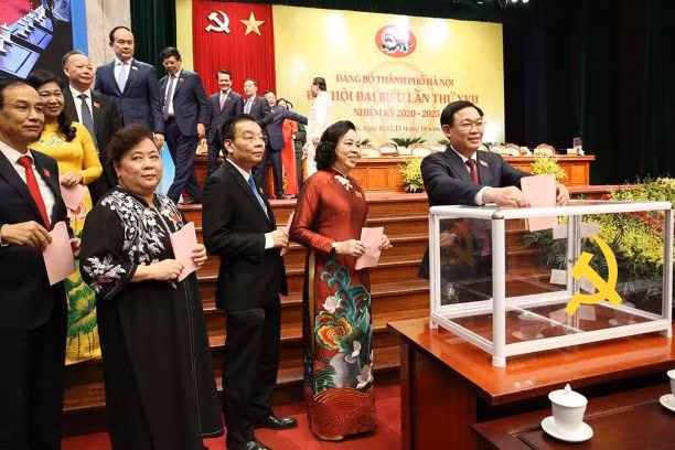 Các đại biểu bỏ phiếu Bầu Ban chấp hành Đảng bộ thành phố Hà Nội nhiệm kỳ 2020 - 2025
