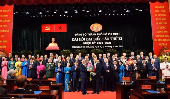 Ra mắt Ban chấp hành Đảng bộ TP.HCM khóa XI, nhiệm kỳ 2020-2025. Ảnh: SGGP