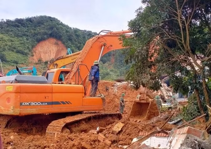 Máy múc được huy động đến tìm kiếm người mất tích. Ảnh: Lê Phùng - Ngọc Tân.
