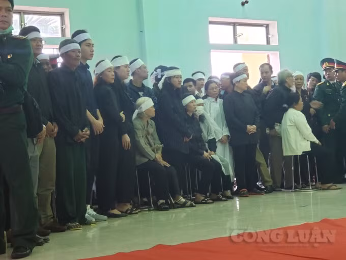 Thân nhân các gia đình liệt sĩ.