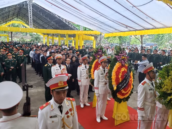 Đông đảo các đoàn của Trung ương và địa phương vào viếng 13 liệt sĩ.