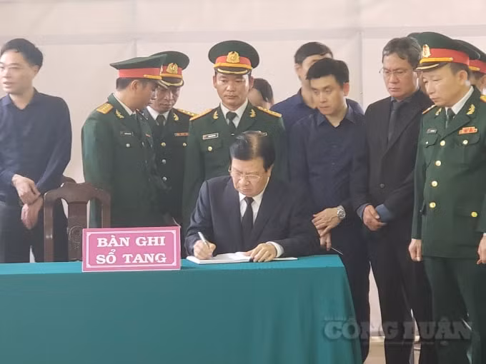 Phó Thủ tướng Trịnh Đình Dũng ghi sổ tang tưởng nhớ các liệt sĩ.