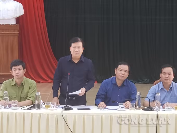 Phó Thủ tướng Chính phủ Trịnh Đình Dũng họp khẩn trưa ngày 18/10 với lãnh đạo tỉnh Quảng Trị. (Ảnh: Cái Văn Long).