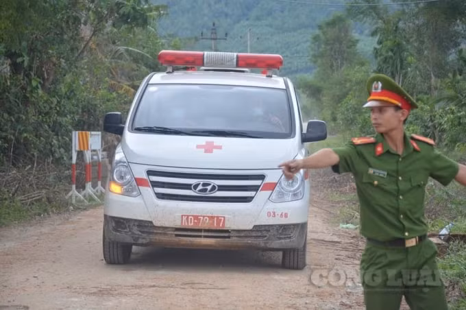 Thi thể của liệt sĩ Trần Anh Quốc được tìm thấy và đưa về trong một chiều mưa tầm tã.