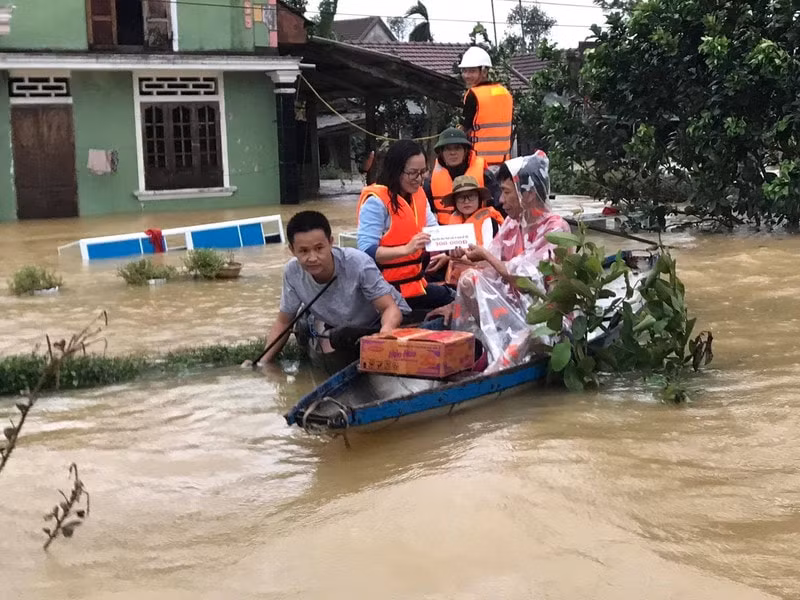 Báo Pháp Luật TP.HCM vượt lũ trao quà cho 200 hộ dân