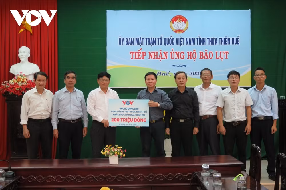 Đoàn công tác Đài TNVN trao 200 triệu đồng đến Ủy ban MTTQ Việt Nam tỉnh Thừa Thiên Huế.