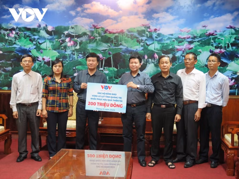 Ông Vũ Hải Quang - Phó Tổng Giám đốc Đài TNVN trao 200 triệu đồng đến Ủy ban MTTQ Việt Nam tỉnh Quảng Trị.