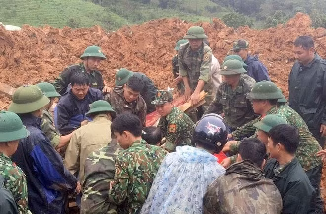 Thi thể đầu tiên trong vụ sạt lở ở Sư đoàn 337 được tìm thấy (Ảnh: Quân khu 4)