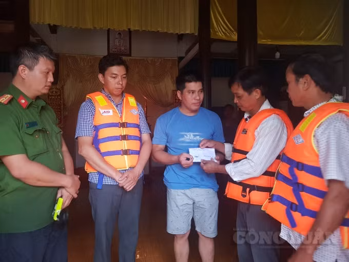 Đại diện lãnh đạo xã Phong Bình trao số tiền ủng hộ gia đình nạn nhân.