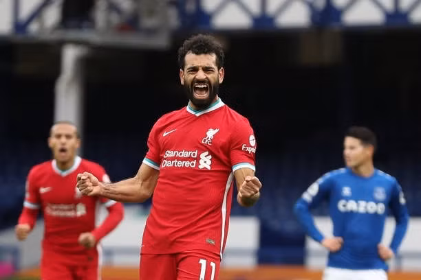 Salah tung chân găm bóng vào góc chết khung thành Pickford.