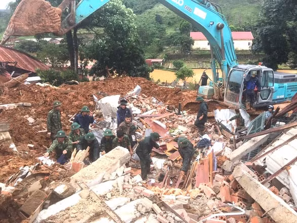 Các cán bộ, chiến sĩ vẫn hàng giờ tiếp cận tìm kiếm thi thể những nạn nhân còn lại. Ảnh: tuoitre.
