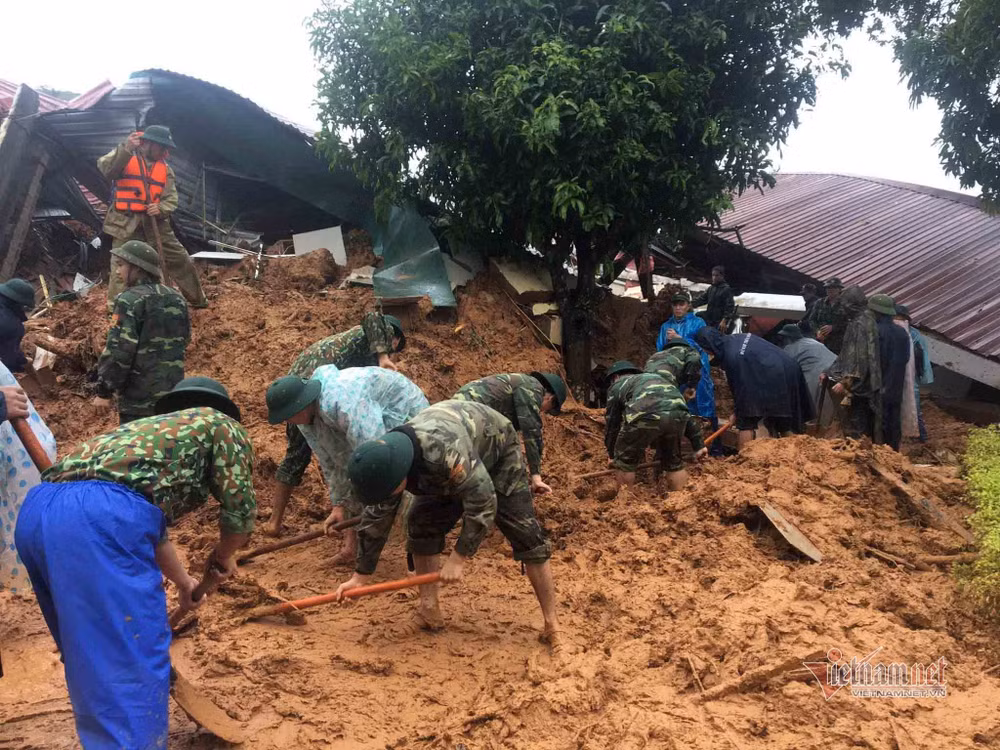 Lực lượng chức năng vẫn đang thực hiện công tác tìm kiếm nạn nhân. Ảnh: vietnamnet.