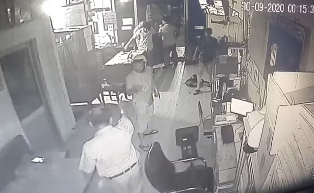 Trích xuất Camera an ninh tại Bến xe Bạc Liêu ghi lại việc bảo vệ bị hành hung. Ảnh: baogiaothong.
