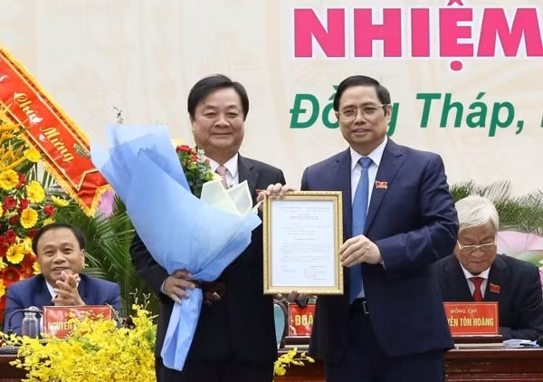 Ông Phạm Minh Chính, Trưởng ban Tổ chức Trung ương trao quyết định của Bộ Chính trị phân công, chỉ định ông Lê Minh Hoan làm Ủy viên Ban Cán sự Đảng Bộ Nông nghiệp và PTNT. Ảnh: VGP