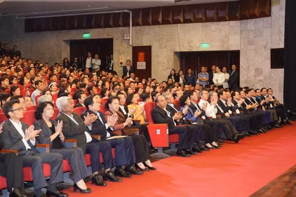 Thủ tướng Nguyễn Xuân Phúc và Chủ tịch Quốc hội Nguyễn Thị Kim Ngân với các đại biểu dự Chương trình 