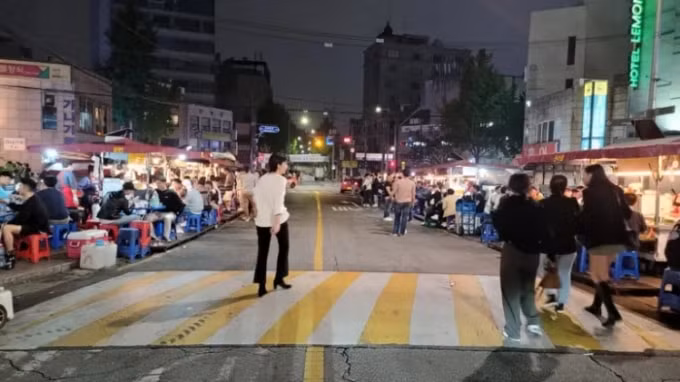 Các quầy bán đồ ăn trên một con phố ở Seoul. Ngày càng nhiều người Hàn Quốc dành thời gian cho những người bạn thân thay vì đồng nghiệp sau giờ làm việc. Ảnh: Nikkei