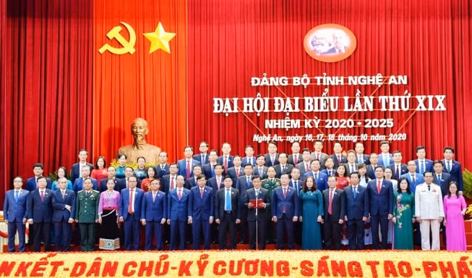 Ban Chấp hành Đảng bộ tỉnh Nghệ An khóa XIX, nhiệm kỳ 2020 - 2025 ra mắt nhận nhiệm vụ