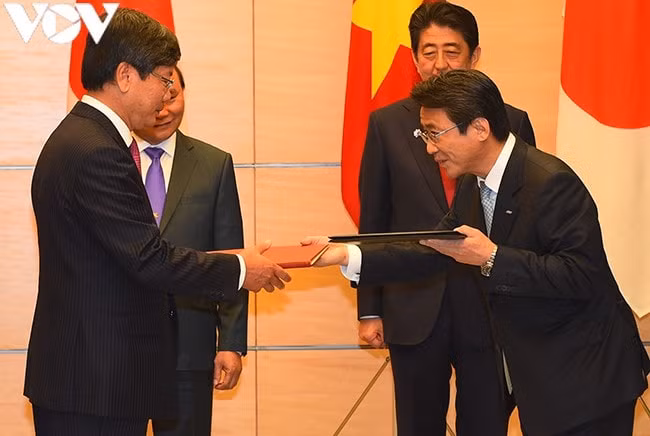 Tháng 6/2017, tại Nhật Bản, Thủ tướng Nguyễn Xuân Phúc và Thủ tướng Shinzo Abe chứng kiến các Bộ ngành và cơ quan hai nước trao đổi 5 văn kiện ký kết, trong đó có 4 văn kiện về vốn vay ODA với tổng số tiền là 166 tỷ yên (tương đương 1,5 tỷ USD). Ảnh: VOV